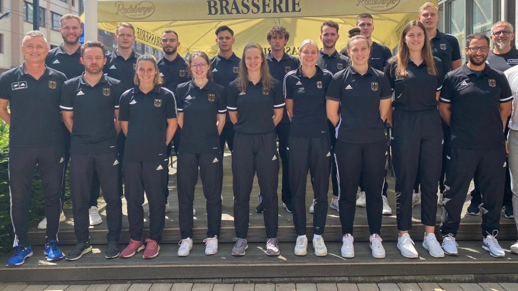 Damen und Herren Nationalmannschaft Chef Bundestrainer Georg Streif (vorne , 1 von links) Damen Bundestrainer Boris Winkler ( vorne, 2 von links) Bundesstützpunkttrainer Rafik Zohri ( vorne, 1 von rechts)